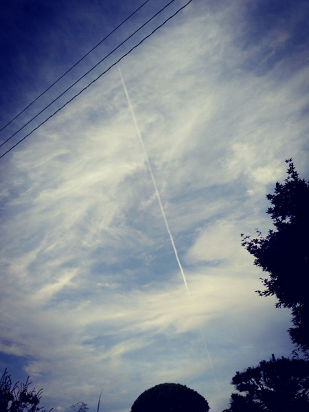 黎明　飛行機雲