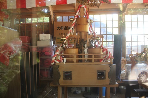 熊野神社に納められている湯桶の神輿