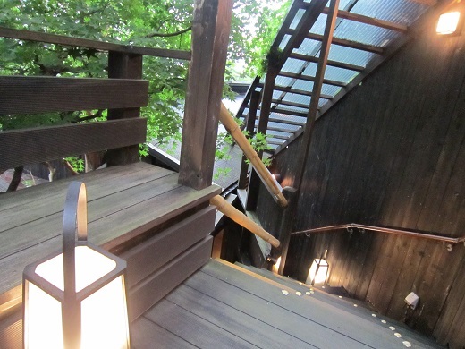 森の露天風呂への階段