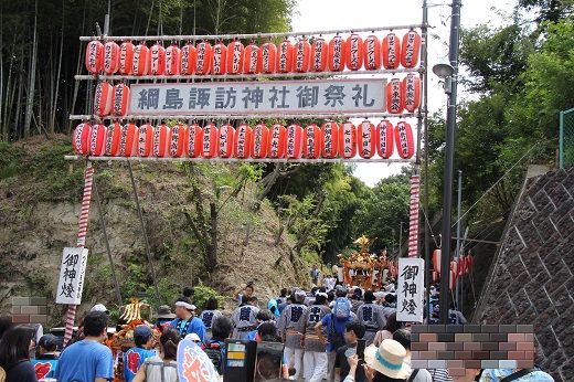 諏訪神社参道入口を入る神輿