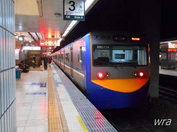 台鐵EMU700型在台北站